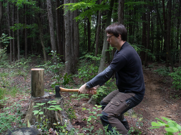 ブッシュクラフト　森の中での斧の安全な使い方