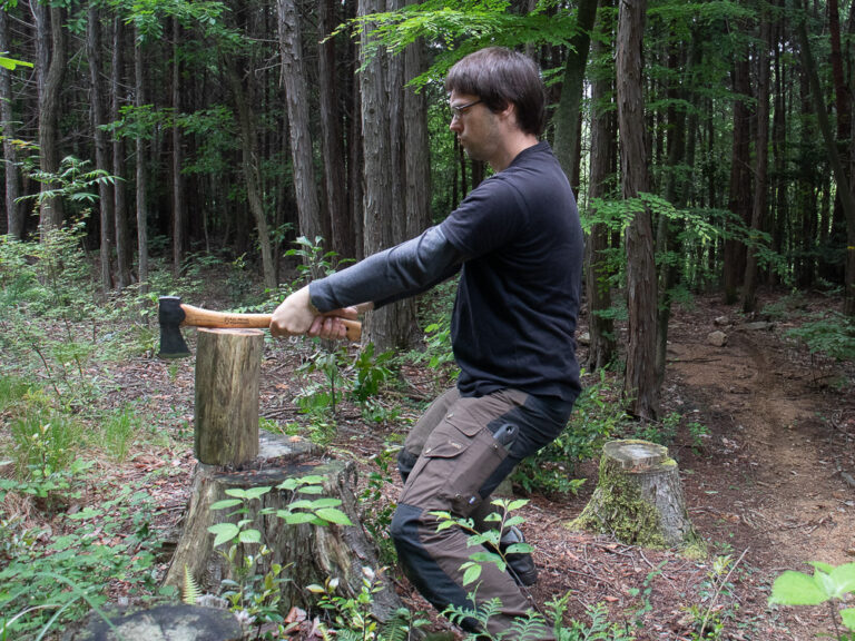 ブッシュクラフト　森の中での斧の安全な使い方
