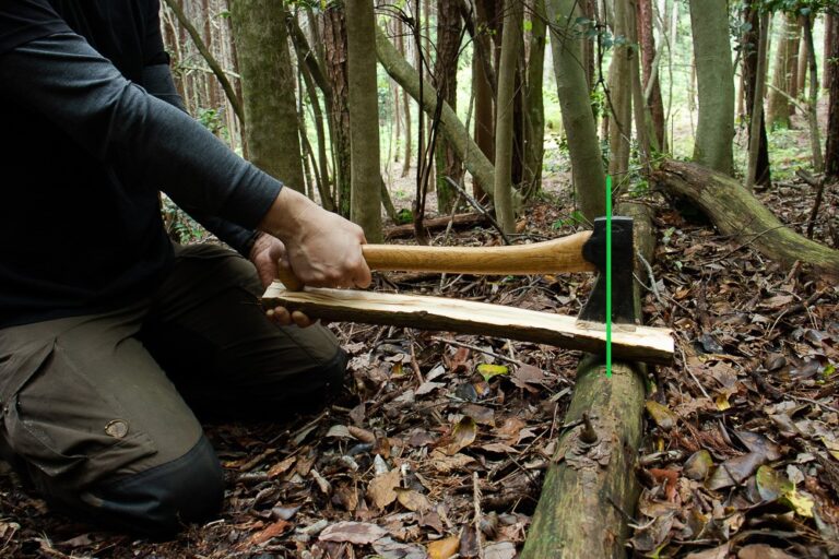 森の中での斧の使い方 : ブリティッシュ ブッシュクラフト